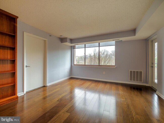 Building Photo - 10101 Grosvenor Pl