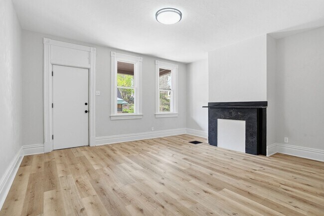 Building Photo - 3 bed 1 bath - completely updated, great location, central air, laundry