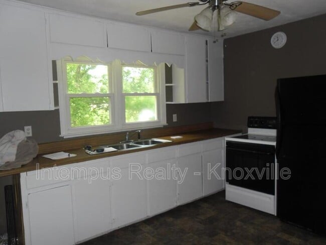 Building Photo - 805 Centeroak Dr