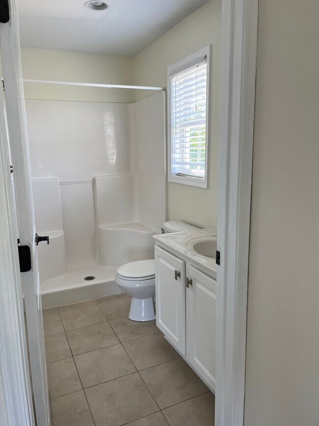 Building Photo - 3 bedroom, 2 bath condo with balcony, new floors, and new paint.