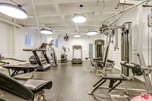 Building Photo - 450 N Rossmore Ave