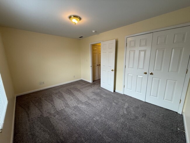 Building Photo - Great 2 Bedroom Condo off of Mellwood Ave