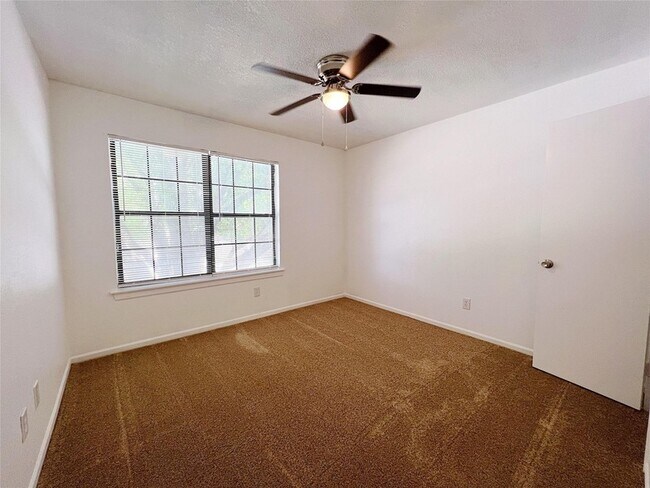 Building Photo - 616 Valley Spring Dr