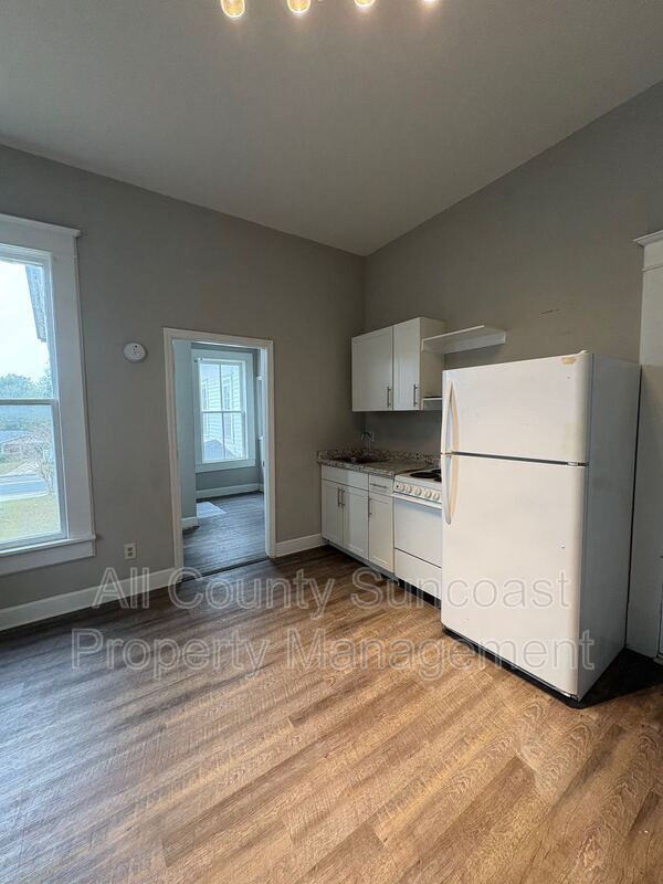 Building Photo - 640 E Washington St