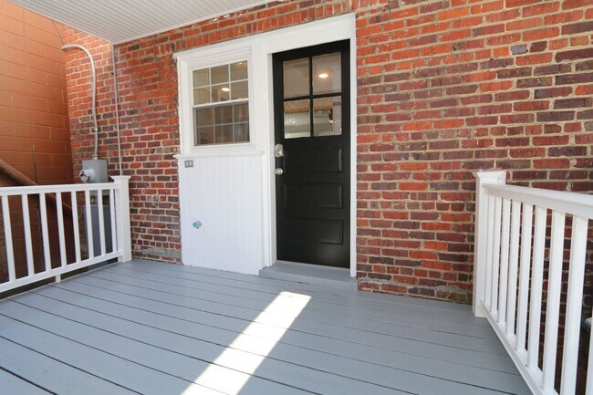 Building Photo - MAIN2220