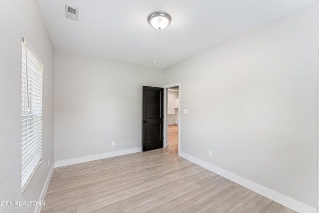 Building Photo - 5004 Knoxwood Dr