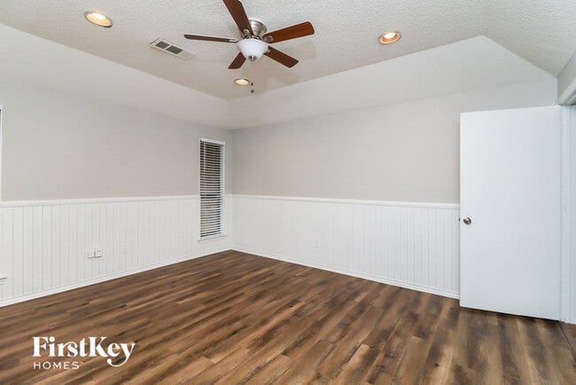 Building Photo - 2102 Greenbriar Ct