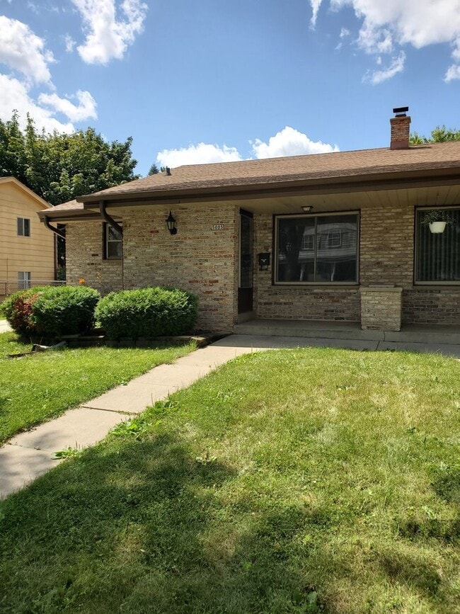 Building Photo - Spacious 3 Bedrooms 2 Baths Townhome Available