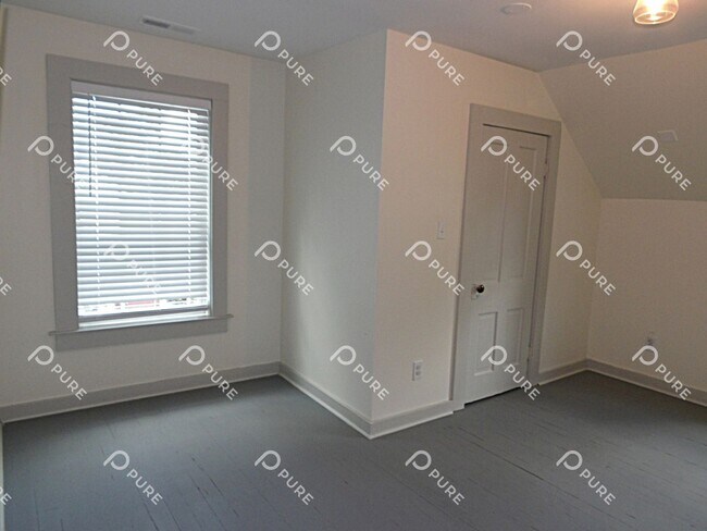 Building Photo - 3305 Bradley St SW