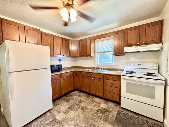 Building Photo - Cozy Home with Private Backyard & Detached...