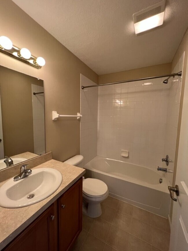 Building Photo - 2 Bed 2.5 Bath Condo in Downtown Powell Available for Pre-Lease!