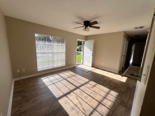 Building Photo - Lovely 3 Bedroom / 1 Bath  Rental Home In Orange City Now Available