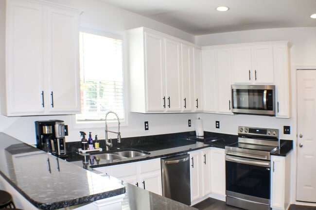 Building Photo - Fully furnished - single family