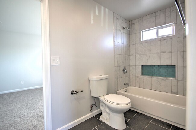 Building Photo - 3150-3150 Florine Dr