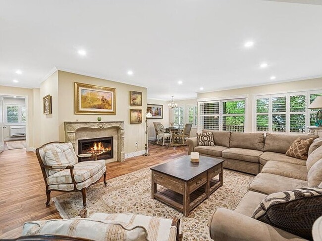 Building Photo - "Spacious 2-Bed, 2-Bath Gem in Prime Bellevue Location - 1455 Sq Ft of Modern Living!"