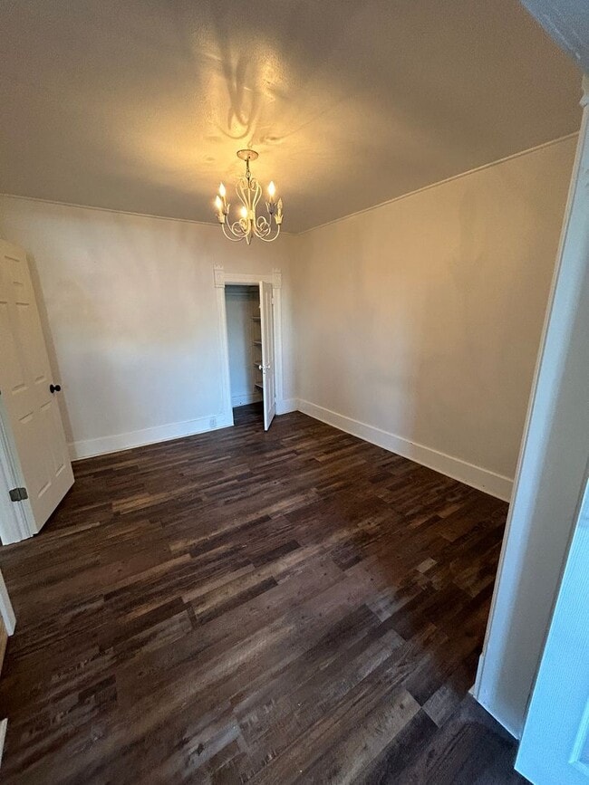 Building Photo - 854 S Main St