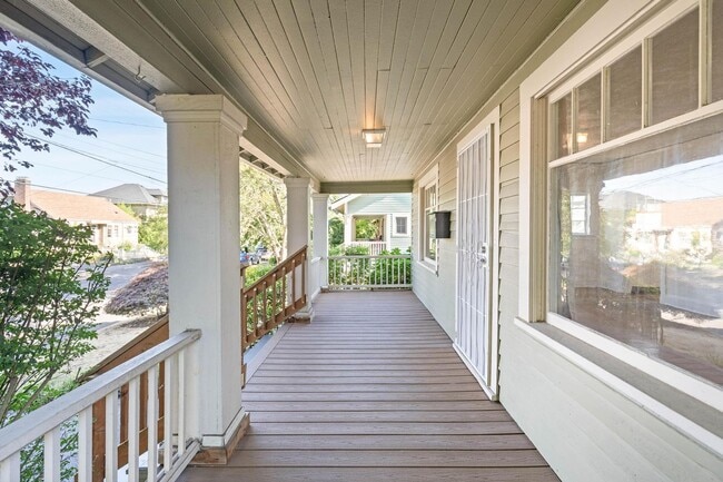 Building Photo - Cute 3-bdrm/2-bath vintage home—Nice fence...