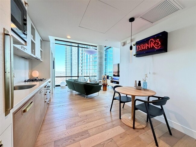 Building Photo - 70 Rainey St