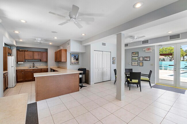 Building Photo - 1221 Hillsboro Mile