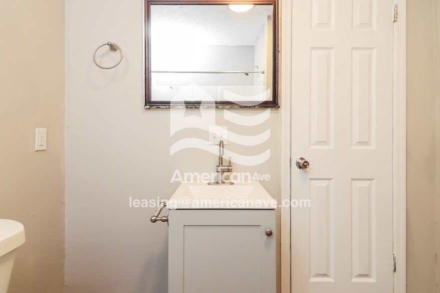 Building Photo - 615 Arthur St