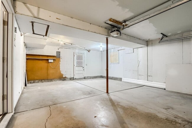 Building Photo - 4 BED 3 BATH HOUSE NEAR CREAK PARK!!!