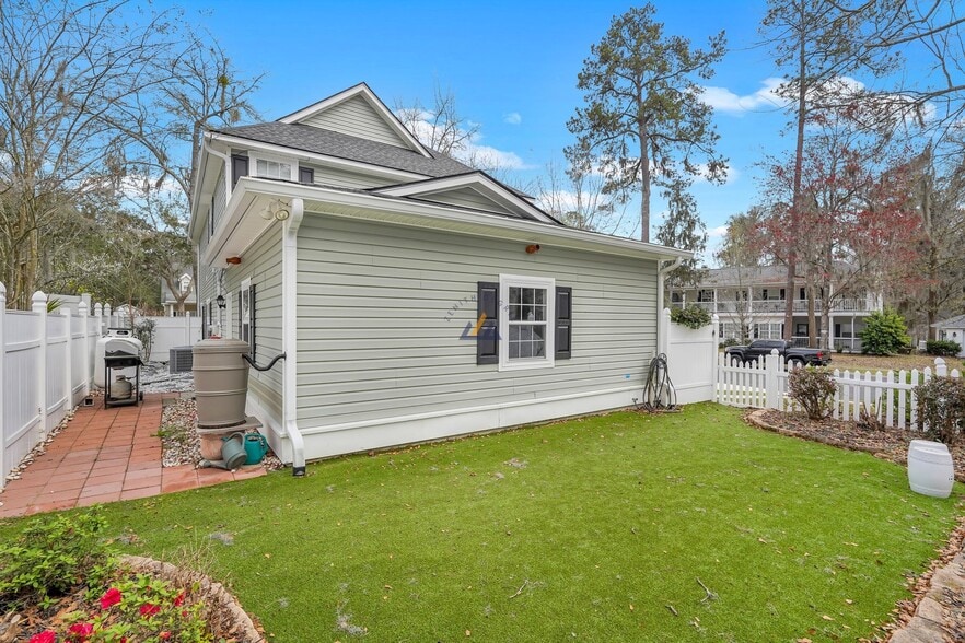 Building Photo - 76 Westbury Park Way