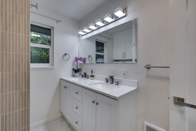 Building Photo - Beautifully Remodeled 3-Bedroom Home in a ...