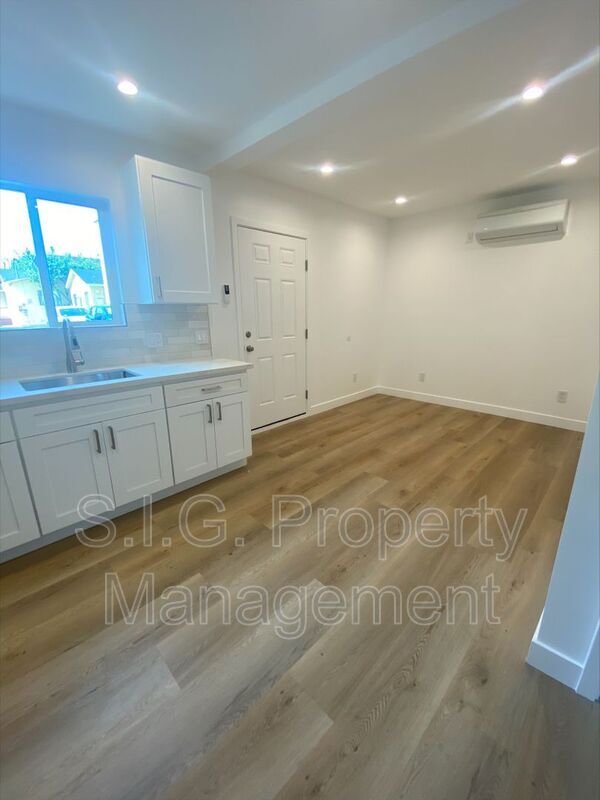 Building Photo - 354 E Providencia Ave