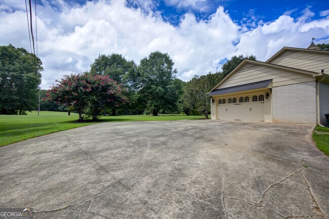 Building Photo - 217 S Sandy Creek Rd