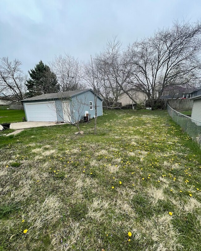 Building Photo - 2017 E Hughes Ave