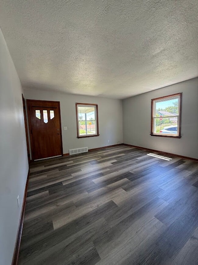 Building Photo - Two bedroom home with one car garage for rent - Canton NE