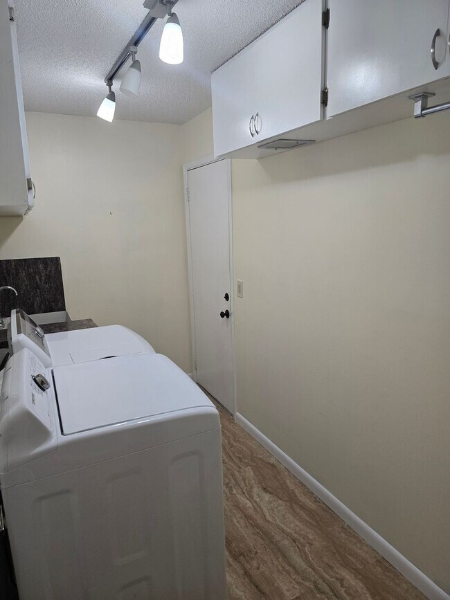 Building Photo - Gorgeous and Huge 2/2/2 in Sugarmill Woods!!!