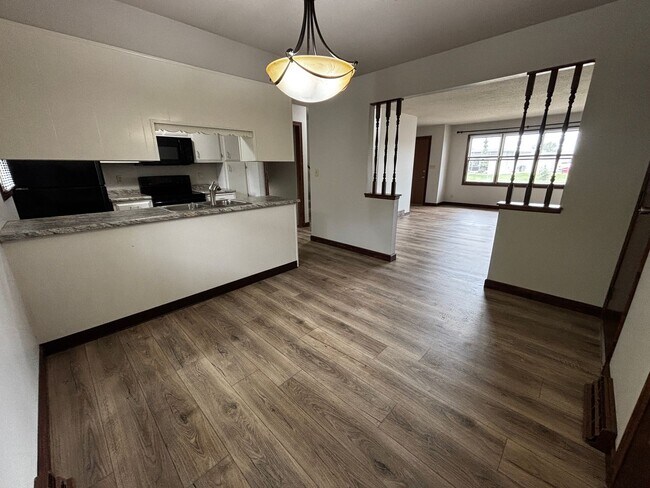 Building Photo - 3 Bedroom 2 Bath Duplex