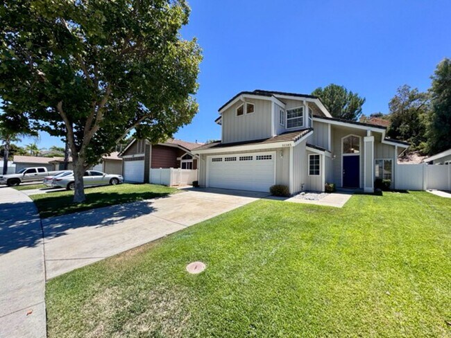 Building Photo - Spacious 3 Bedroom Home with High Ceilings...