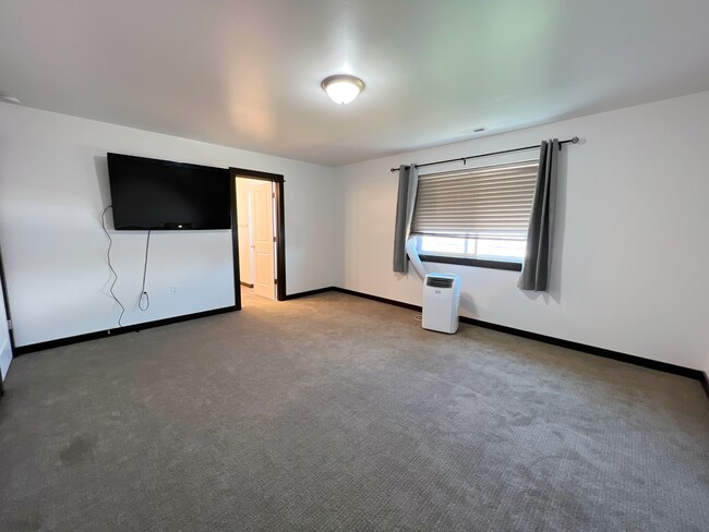 Building Photo - 3 Bedroom 2.5 Bath unit with Garage