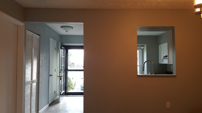 Building Photo - Spacious 3 Bedroom, 1 Bath Townhome in Hav...