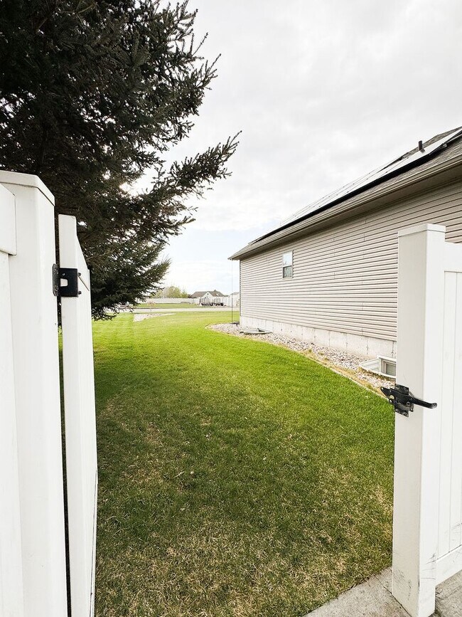 Building Photo - Beautiful Custom Home For Rent In Rexburg!