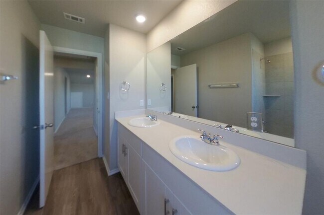 Building Photo - 5221 Saddle Clb Dr