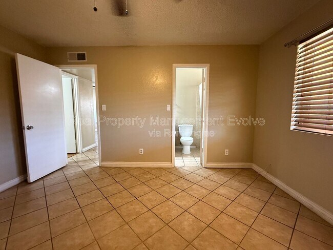 Building Photo - 1637 W Muriel Dr