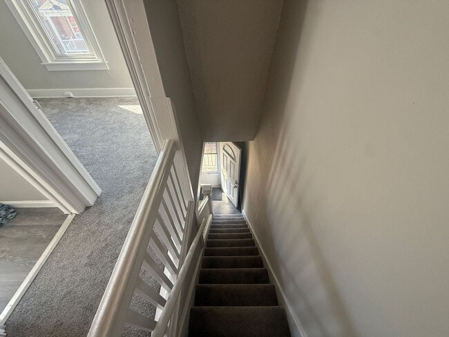 Building Photo - Single Family-half double- 2 bedroom/1 bat...