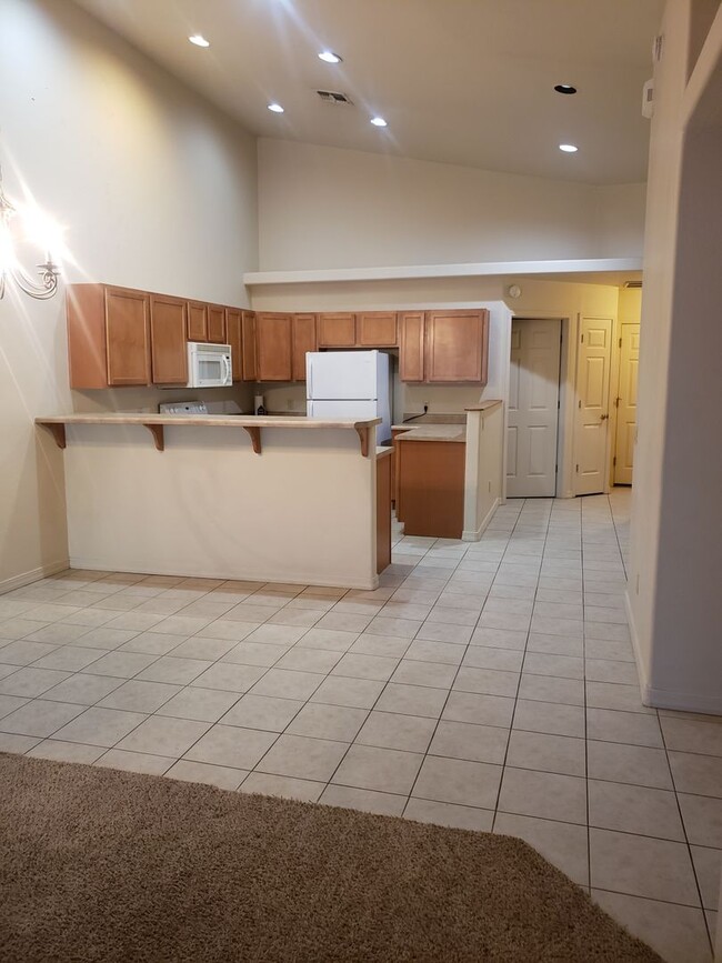 Building Photo - 2 bed / 2 bath - 2 car attached garage