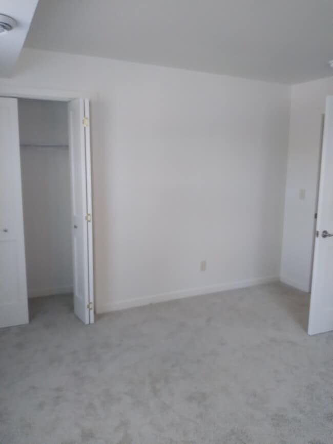 Building Photo - 2745 Hidden Dr