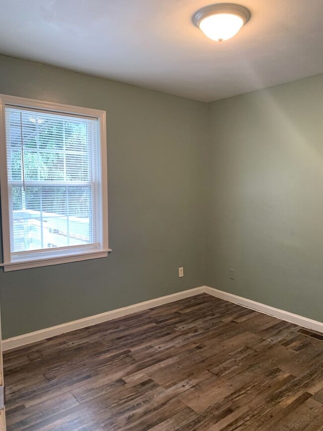 Building Photo - MOVE IN READY, APPLY NOW!!