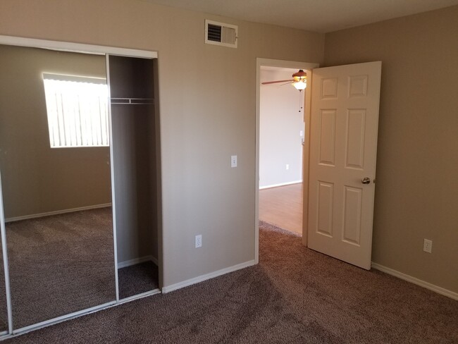 Building Photo - **HCVP CONSIDERED** COZY 2 BED 2 BATH COND...