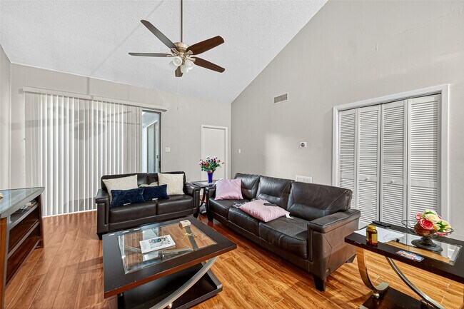 Building Photo - 7655 S Braeswood Blvd