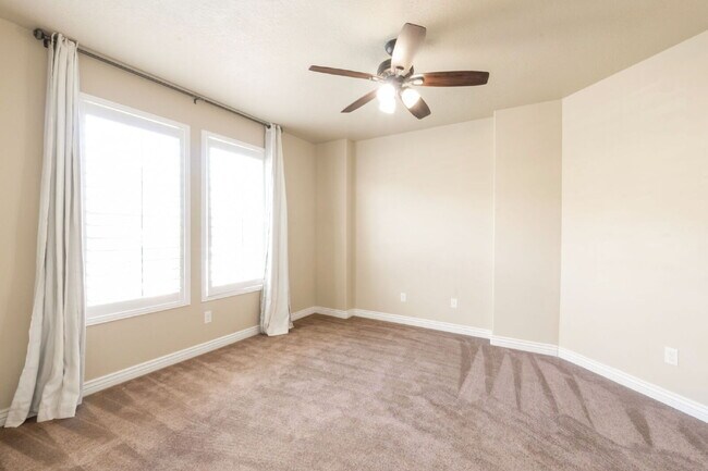 Building Photo - Resort-Style Living near Traverse Mountain 1-2 year lease avail