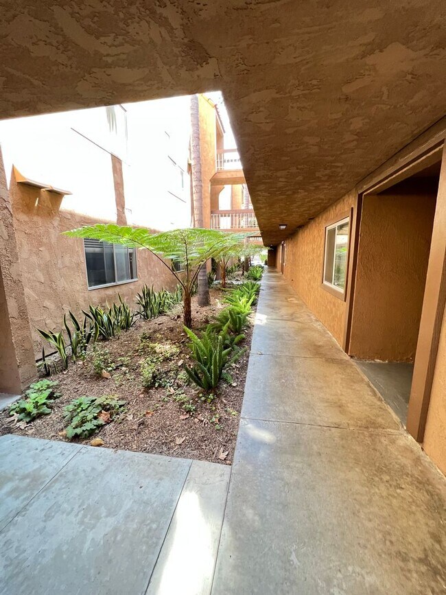 Building Photo - Amazing 1 Bedroom Huntington Beach Condo in Gated Community
