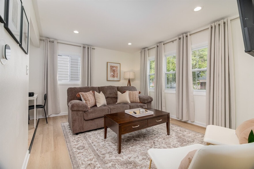 Building Photo - 1326 E Evelyn Ave