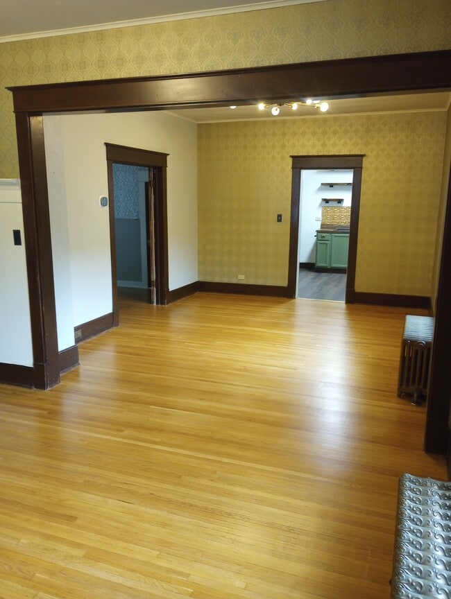 Primary Photo - 166 King St