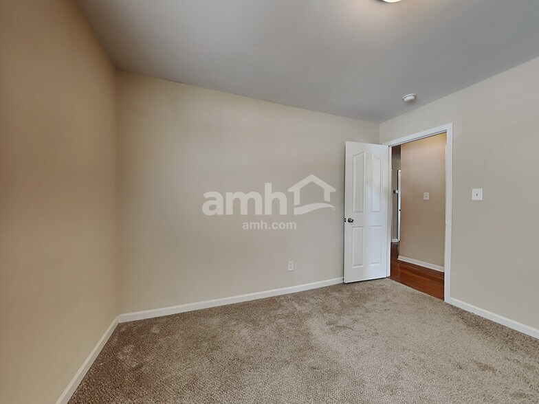 Building Photo - 714 W Parris Ave